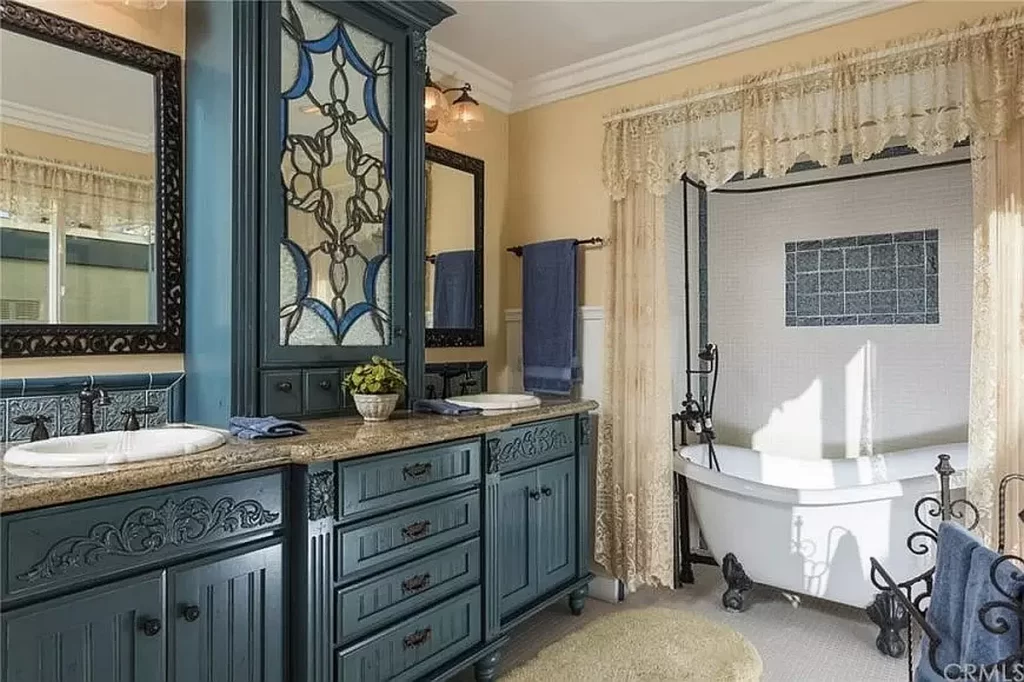 18 Ways to Decorate Your Bathroom with Antiques